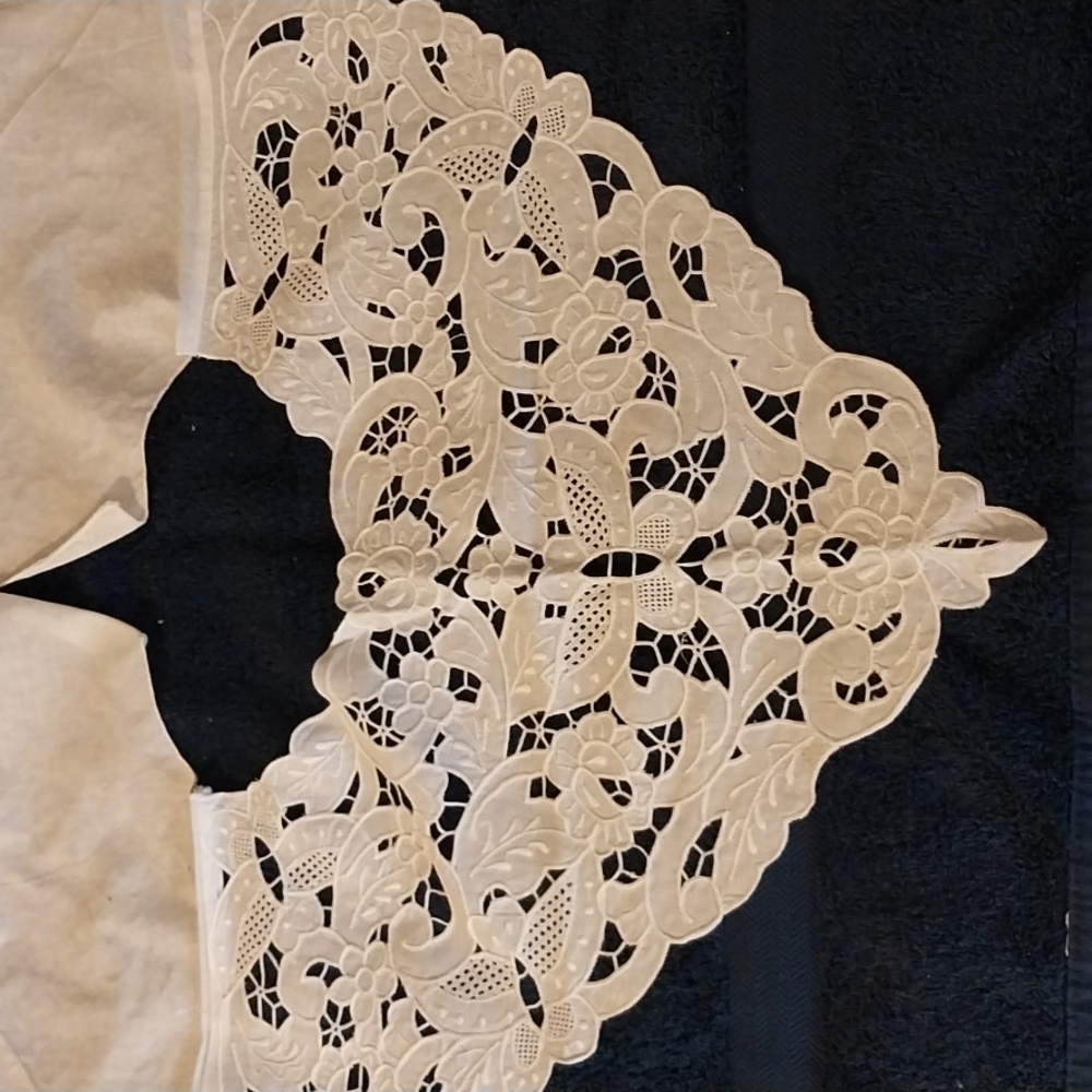 Vintage lace collar